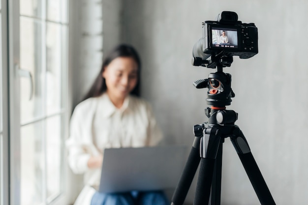 Photo gratuite vue de face de femme souriante faisant un vlog