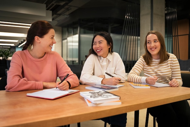 Photo gratuite vue de face des femmes corrigeant les erreurs de grammaire