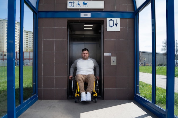 Photo gratuite vue de face homme handicapé prenant l'ascenseur