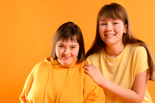 Photo gratuite vue de face de jeunes filles posant ensemble