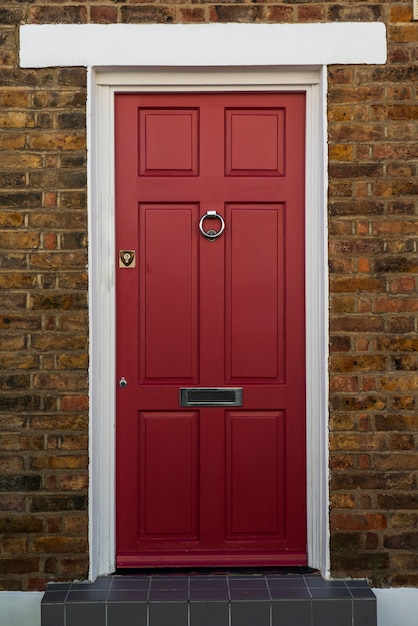 Photo gratuite vue de face de la porte d'entrée avec mur marron