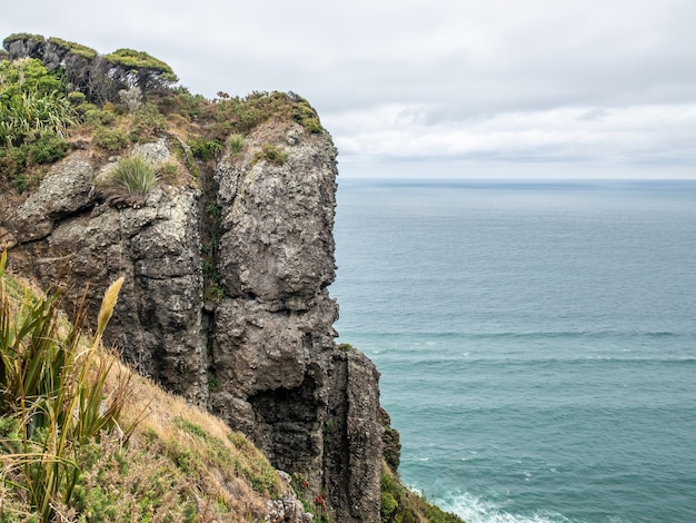 Photo gratuite vue de la falaise verticale de farley point depuis la piste de comans