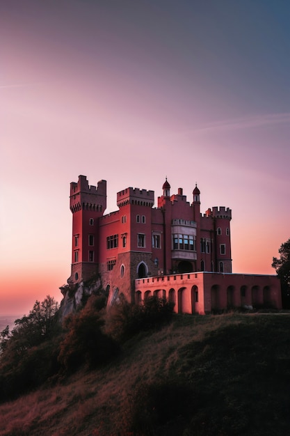 Photo gratuite vue sur l'imposant château avec paysage naturel