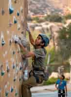 Photo gratuite vue d'un jeune homme pratiquant l'escalade