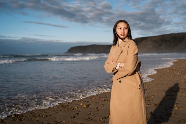 Photo gratuite vue latérale femme marchant sur la plage