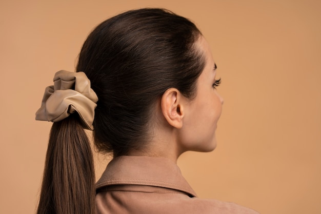 Photo gratuite vue latérale femme qui pose en studio