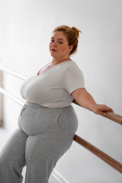 Photo gratuite vue latérale formation de danseuse professionnelle grande taille