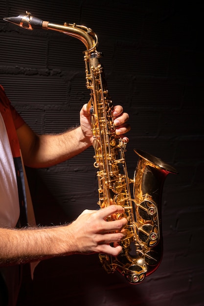 Photo gratuite vue latérale de l'homme jouant du saxophone