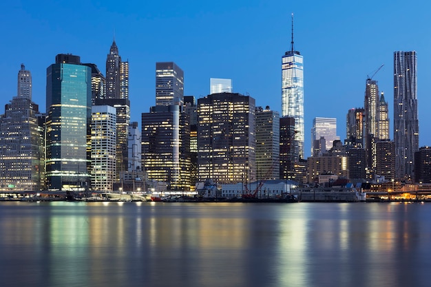 Photo gratuite vue de new york city manhattan midtown au crépuscule avec des gratte-ciel illuminés sur la rivière east