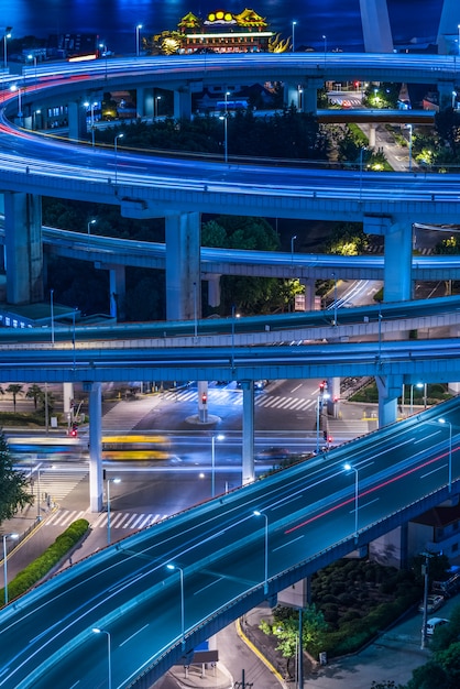 Photo gratuit vue de nuit du trafic urbain avec paysage urbain