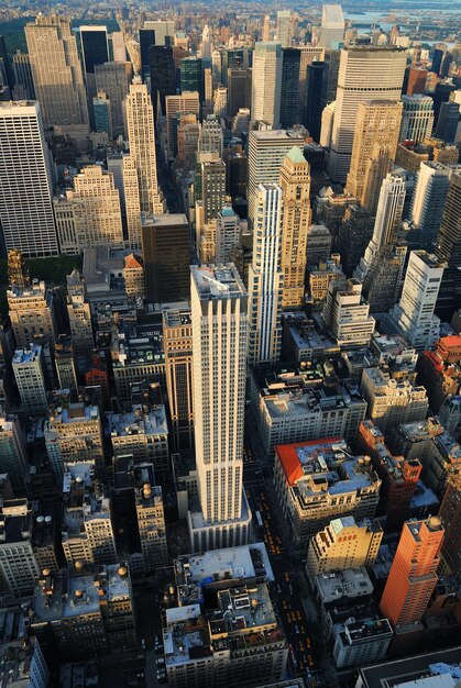 Vue panoramique aérienne de New York City Manhattan avec des gratte-ciel et des immeubles de bureaux dans la rue.