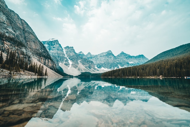 Photo gratuite vue paysage des montagnes enneigées