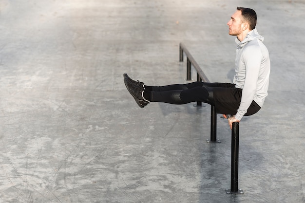 Photo gratuite vue sportive homme travaillant à l'extérieur