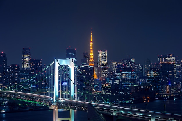 Photo gratuite vue sur la ville de tokyo la nuit au japon.