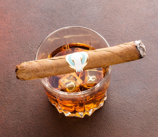 Photo gratuit whisky grand angle avec glace et cigare