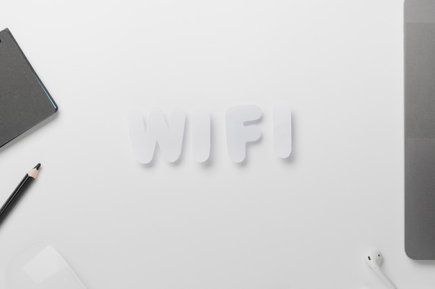 Photo gratuite wifi expliqué sur le bureau avec crayon