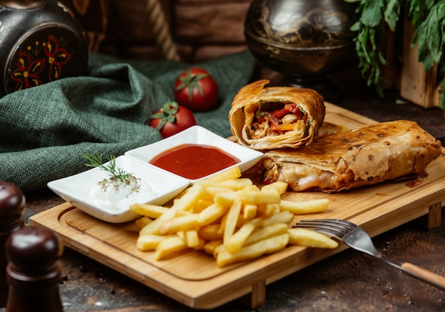 Photo gratuite wrap de poulet frit avec tomates, poivrons, frites, sauces