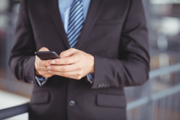 Abdomen d'homme d'affaires à l'aide d'un téléphone portable