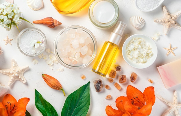 Accessoires de spa et cosmétiques de soins corporels sur fond clair