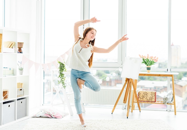 Photo adolescente heureuse exécutant la danse contemporaine