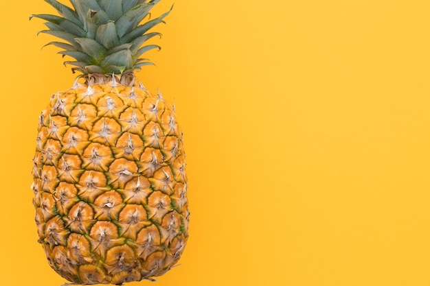 Ananas mûr sur fond jaune