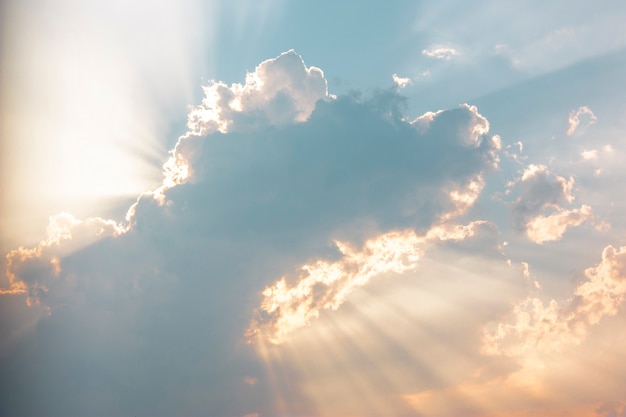 Arrière-plan contenant des nuages au milieu d'un ciel coucher de soleil printanier