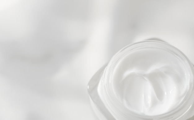 Photo articles de toilette de marque cosmétique et pot de crème hydratante pour le visage concept spf sur fond de soie lotion de soin de la peau hydratante et émulsion de levage cosmétiques anti-âge pour la marque de soins de beauté de luxe