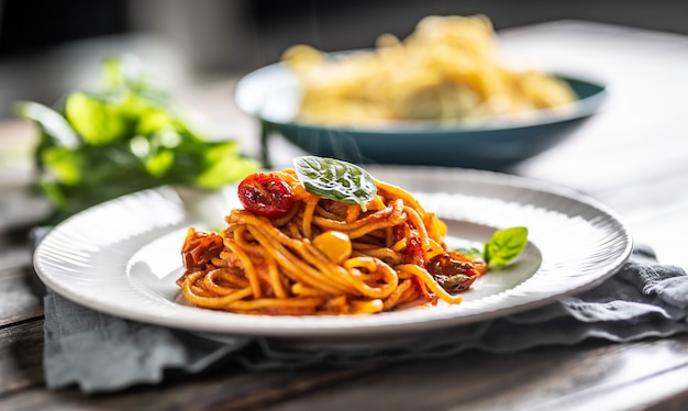 Assiette de pâtes spaghetti italiennes aux tomates et basilic.