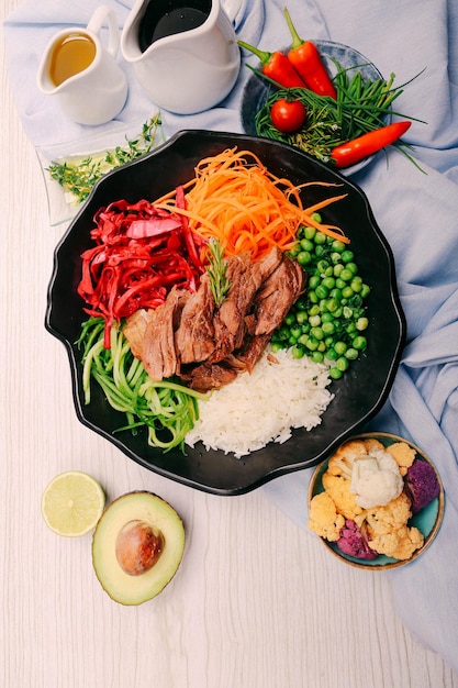 Assiette de salade fraîche avec un mélange de légumes verts