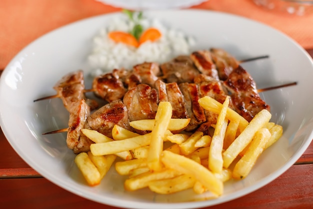 Photo assiette de viande de porc shish kebab et frites