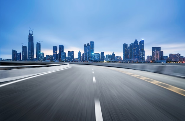 Photo autoroute vide avec le paysage urbain et les toits de qingdao, chine.