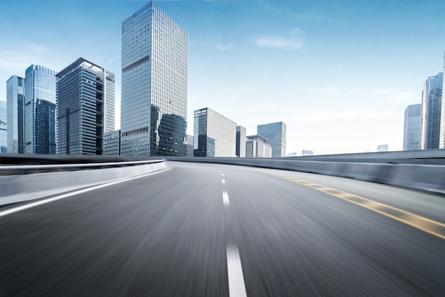 Photo autoroute vide avec le paysage urbain et les toits de shenzhen, chine.