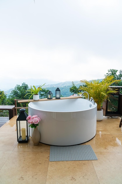 Baignoire extérieure avec un beau fond de vue sur la montagne