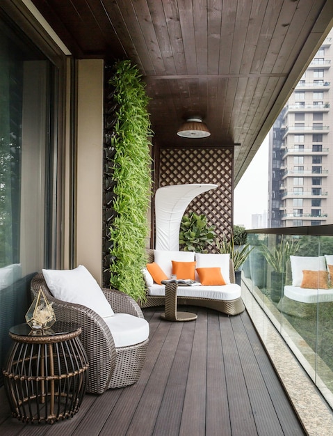 un balcon avec une plante sur le balcon et une chaise avec une plante dans le balcon