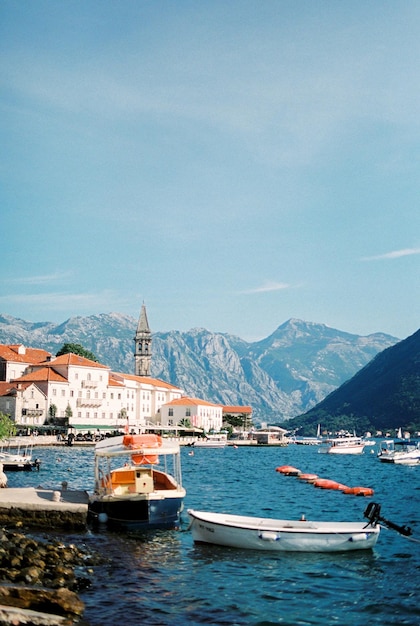 Bateaux à l'embarcadère de perast sur fond de vieilles maisons