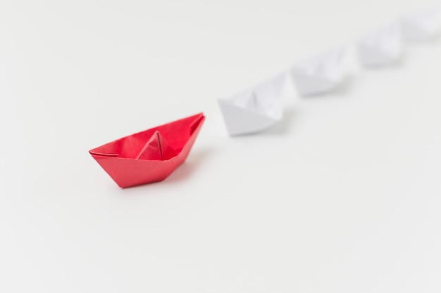 Bateaux en origami représentant le concept de leadership