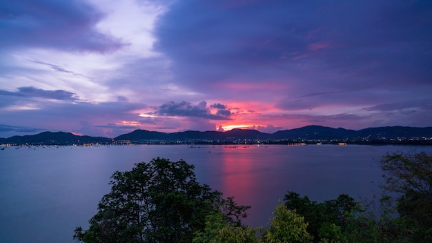 Beau coucher de soleil léger sur le ciel dramatique de la mer.