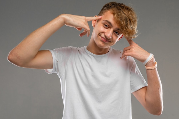 Beau mec élégant dans un t-shirt blanc isolé