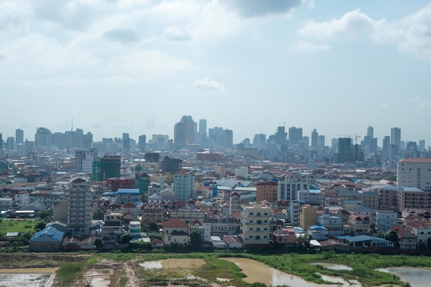 Beau paysage de paysage urbain avec la construction de la ville autour de la ville de phnom penh