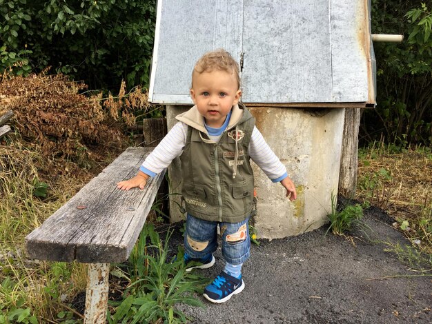 Beau petit garçon avec un visage d'enfant posant photographe