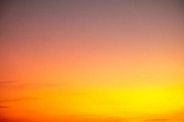 De beaux nuages orange dégradés et la lumière du soleil sur le ciel bleu parfait pour l'arrière-plan prendre en everningTwilight saison des pluies hiver été