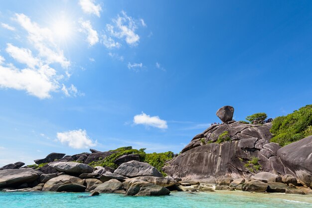 Photo les beaux paysages sur le rocher sont un symbole des îles similan, le soleil sur le ciel bleu au-dessus de la mer pendant l'été au parc national de mu ko similan, province de phang nga, thaïlande