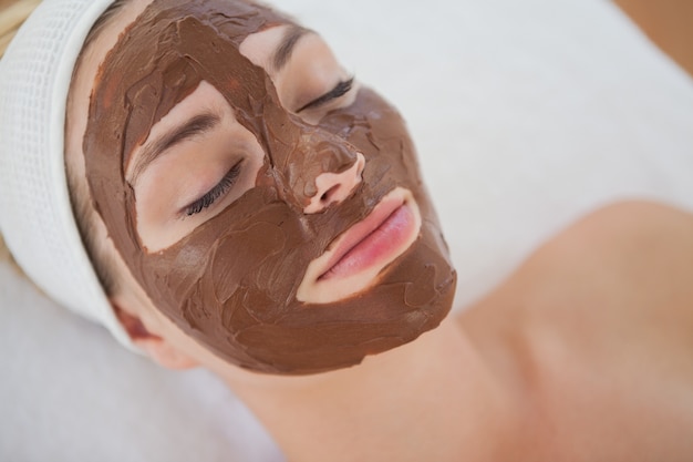 Belle blonde reçoit un soin du visage au chocolat