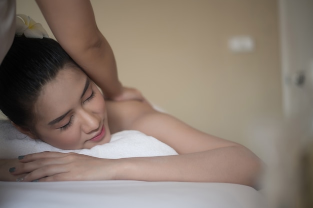 Belle jeune femme dans un salon spa