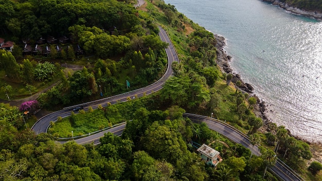 Belle mer à angle élevé à Promthep Cape Phuket Thaïlande