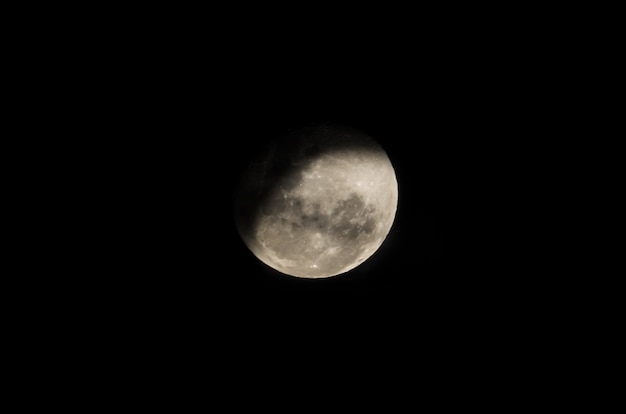 Belle photo du croissant de lune en gros plan