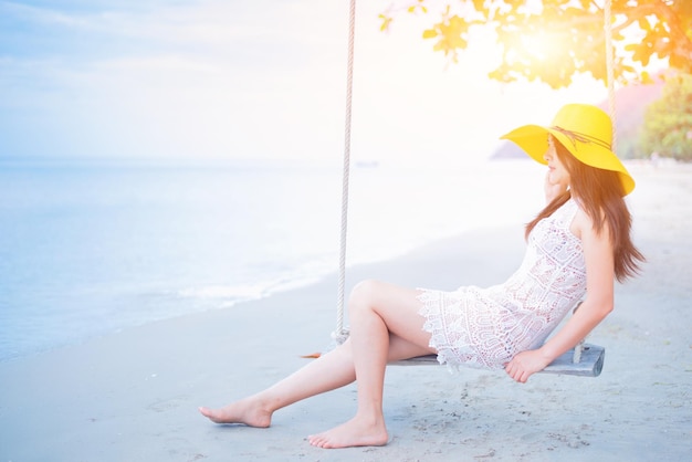 De belles femmes asiatiques voyagent seules à la plage en été. Vacances et vacances en Thaïlande.