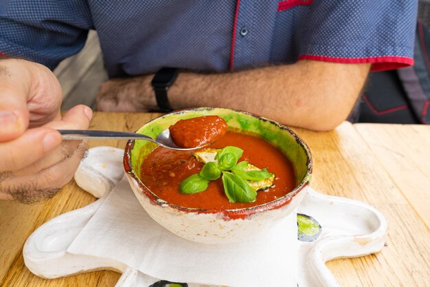 un bol de soupe avec une cuillère à l'intérieur et un bol de soup with a spoon in it