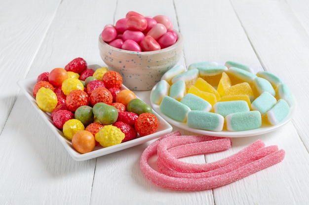 Bonbons colorés gomme aux fruits dans des bols Concept de vacances bébé traite des aliments malsains