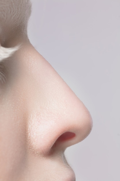 Photo bouchent le portrait de la belle femme albinos isolée sur fond de studio.